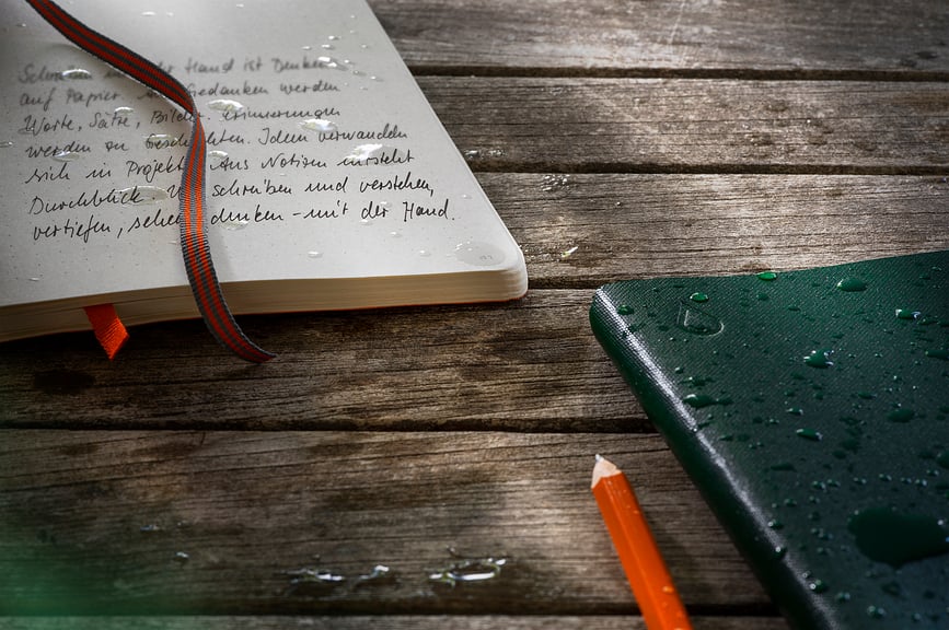 Outlines Notes v pikah v flex vezavi B6+, 89 strani, 150 g/m², mornarsko moder