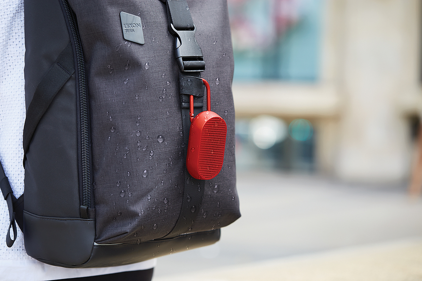 Altavoz resistente al agua Mino T, amarillo, con gancho y base