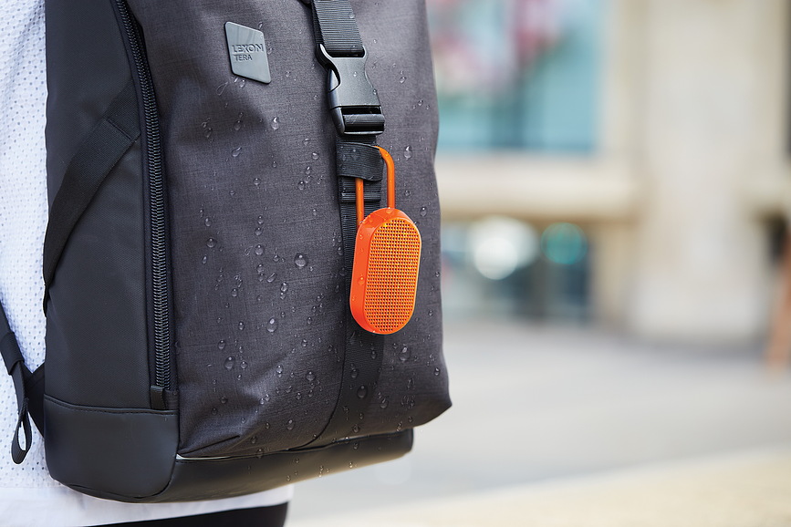 Altavoz resistente al agua Mino T, amarillo, con gancho y base