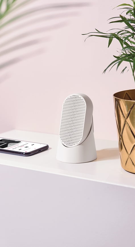 Altavoz resistente al agua Mino T, amarillo, con gancho y base