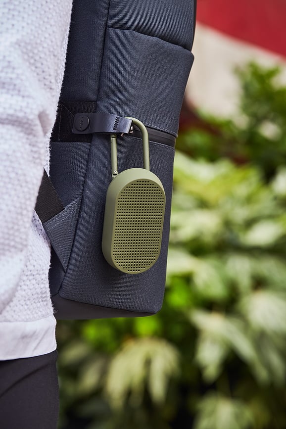 Altavoz resistente al agua Mino T, amarillo, con gancho y base