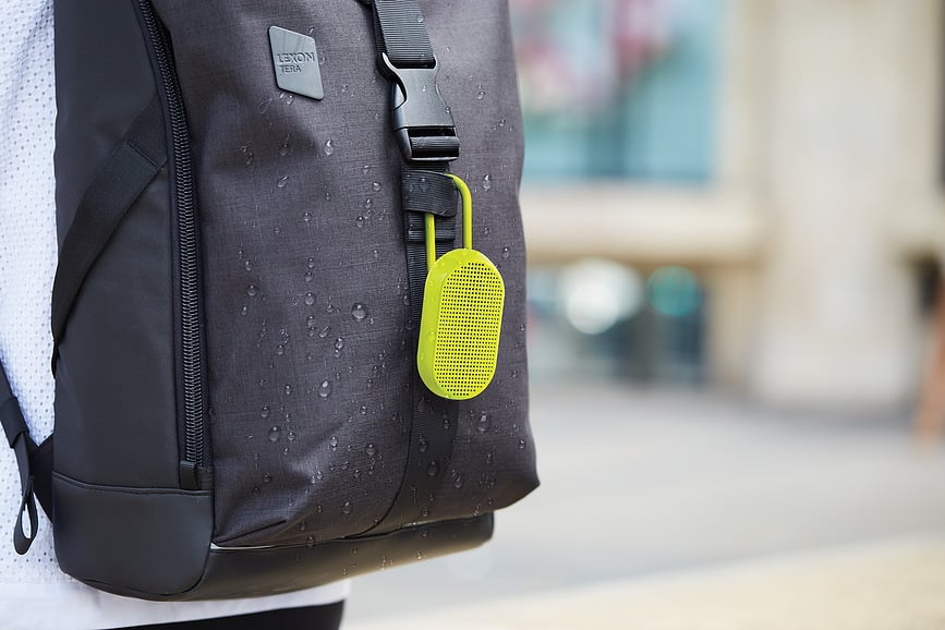 Altavoz resistente al agua Mino T, amarillo, con gancho y base