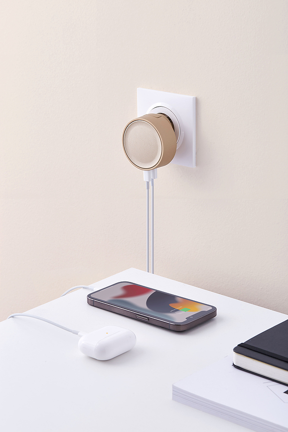 Cargador de baterías Poweron, blanco