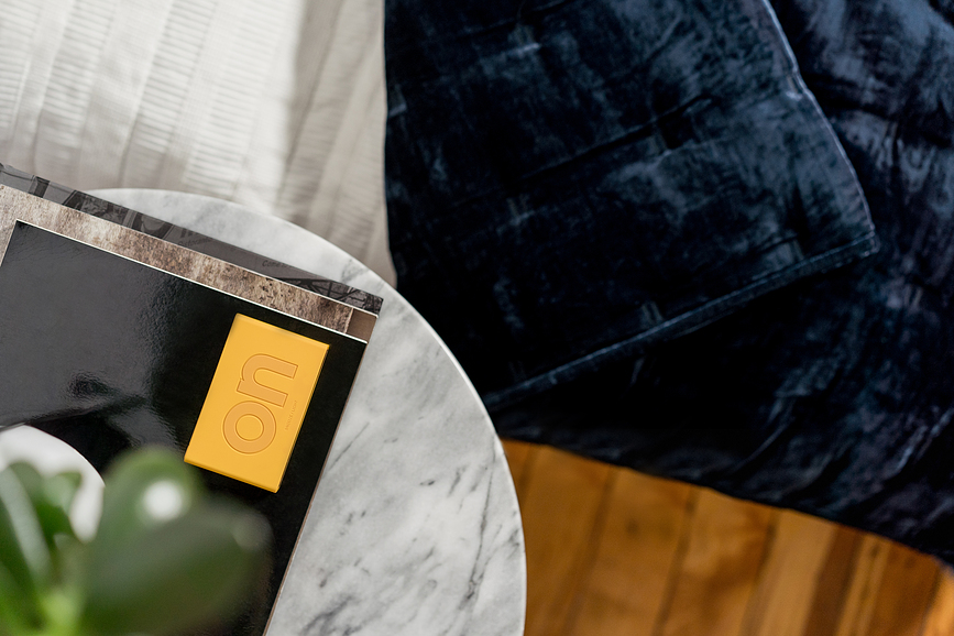 Despertador Flip+ Travel, amarillo