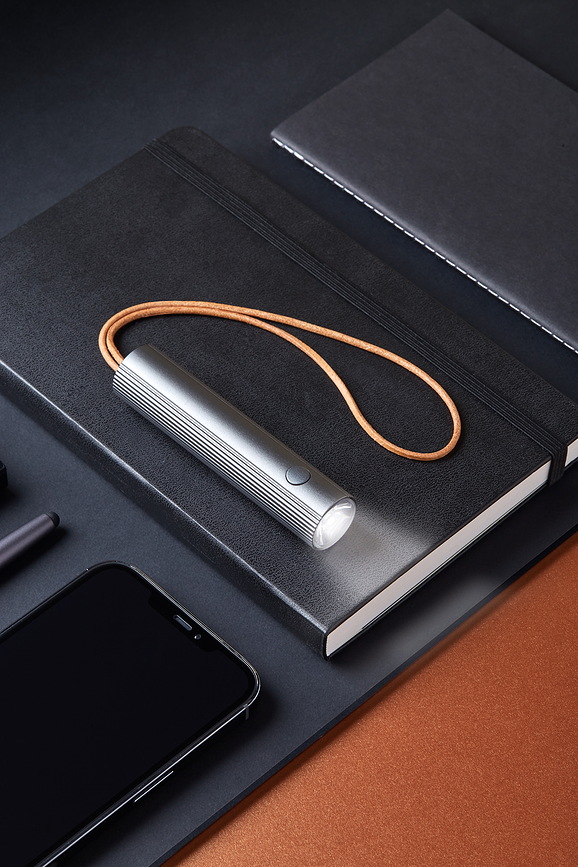 Fine Porte-clés avec lampe de poche, rouge