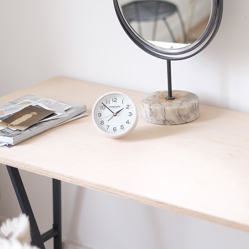 Hoxton Budilka, bela