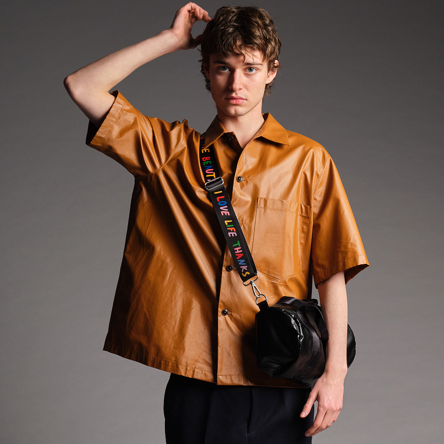 Bolsa reciclada Loqi Weekender Artist Love Life M, negra metálica