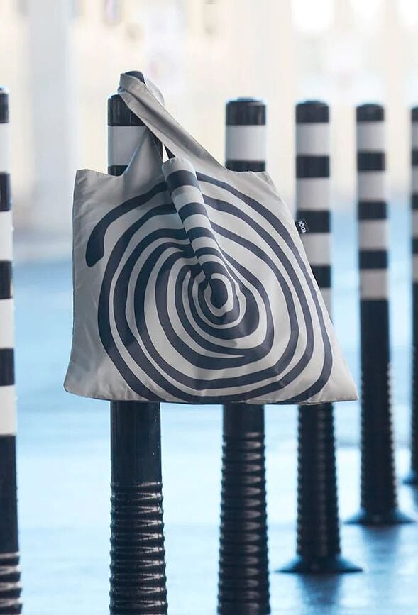 LOQI Museum Τσάντα, Rachel Ruysch Νεκρή Φύση με Λουλούδια σε Μαρμάρινη Επιφάνεια, ανακυκλωμένη