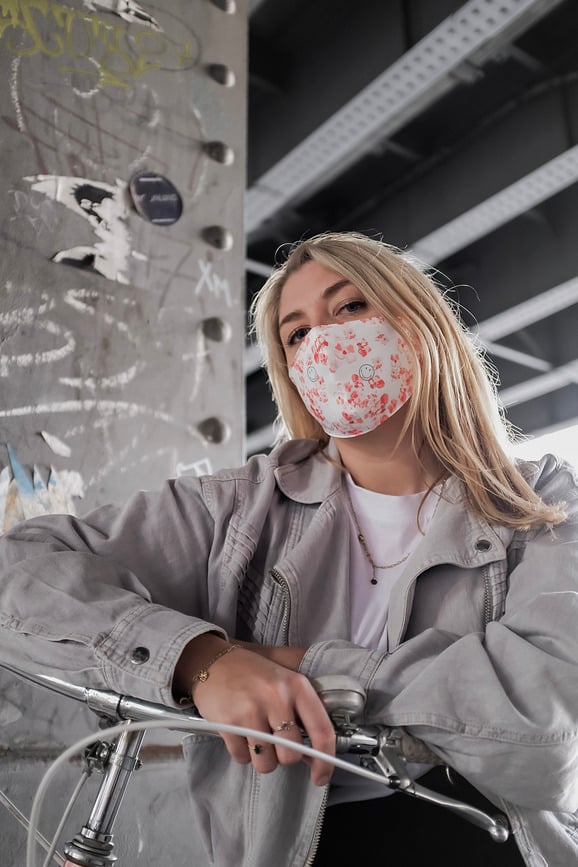 Mascarilla protectora LOQI Artist Smiley, diseño geométrico, roja