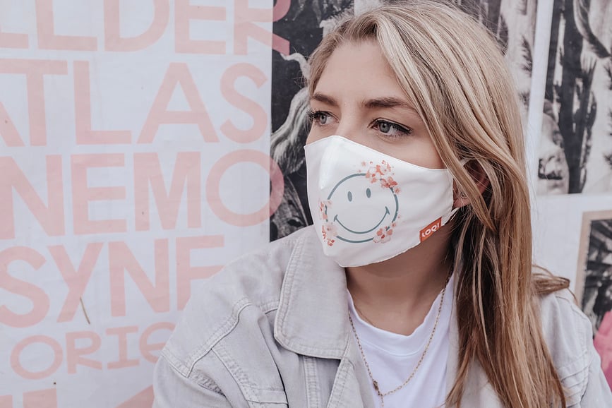 Mascarilla protectora LOQI Artist Smiley, diseño geométrico, roja