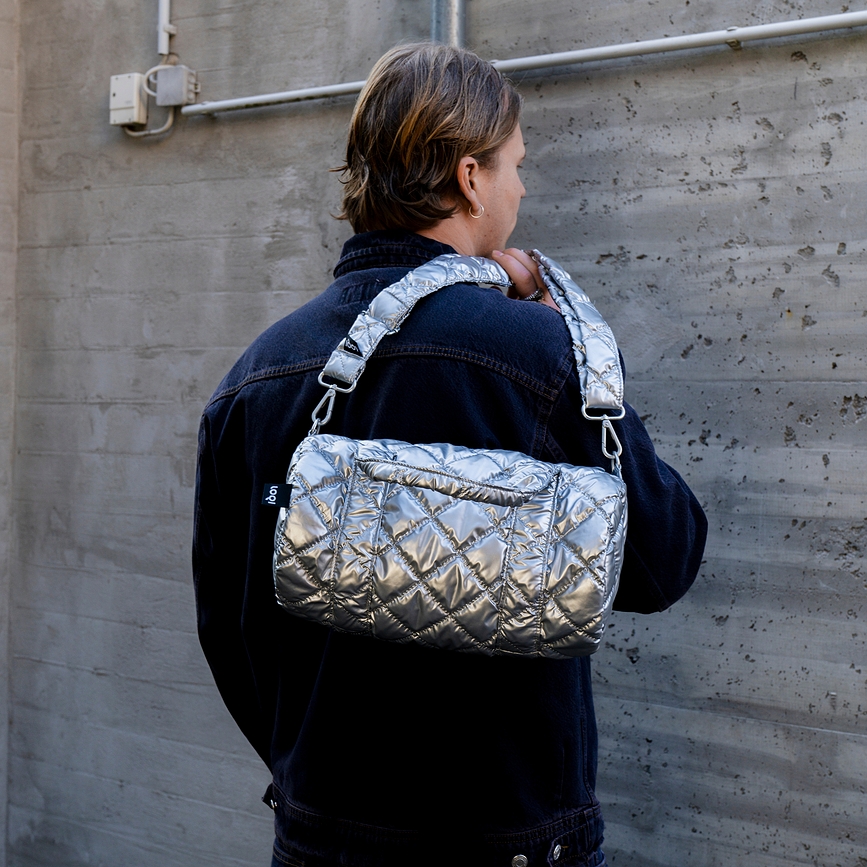Сумка LOQI Weekender Artist Metallic Puffy M чорна