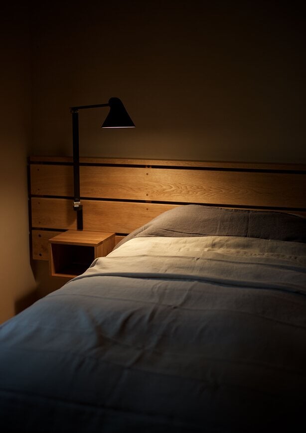 Aplique de pared con brazo articulado NJP, LED, 3000 K, gris claro