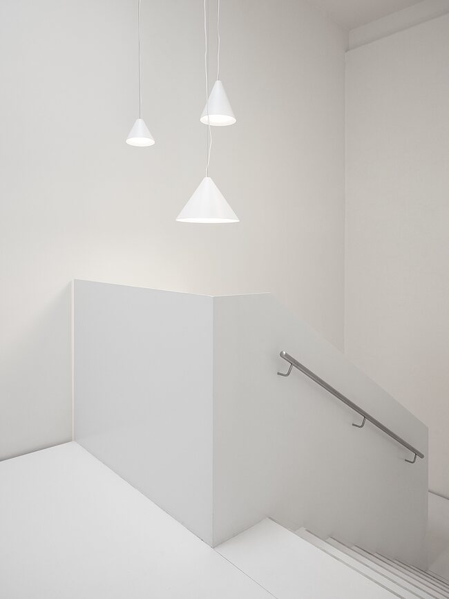 Keglen Viseča svetilka LED, s faznim zatemnjevanjem Main Dimm, 65 cm, 2700K, bela