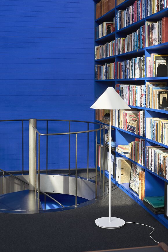 Lámpara de pie LED Keglen, 2700-2000K D2W, blanca