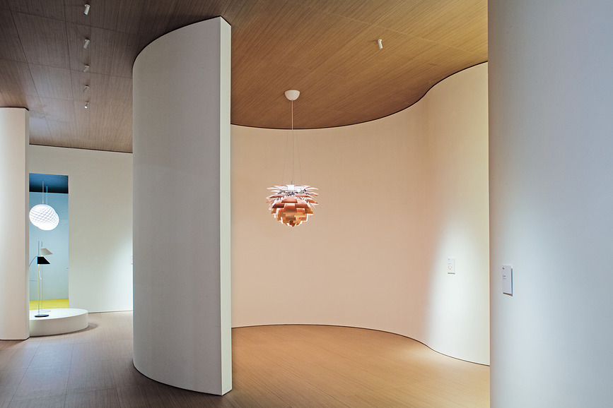 Lámpara de Pie Yuh LED, 2700K, acabado en blanco y latón