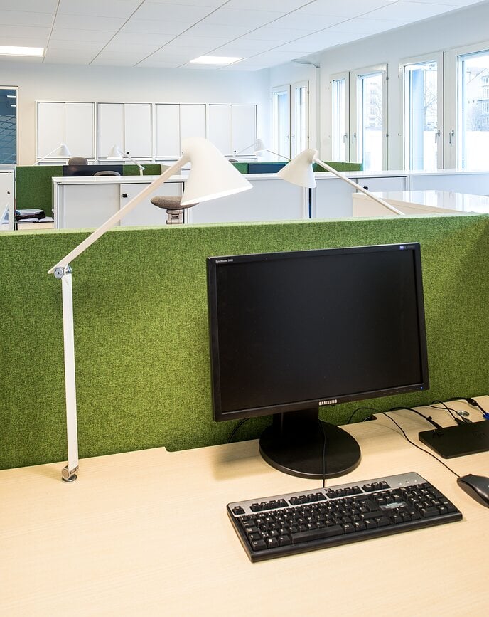 NJP Lampa stolna LED 2700 K bijela s pričvršćivačem za stol promjer 10 cm