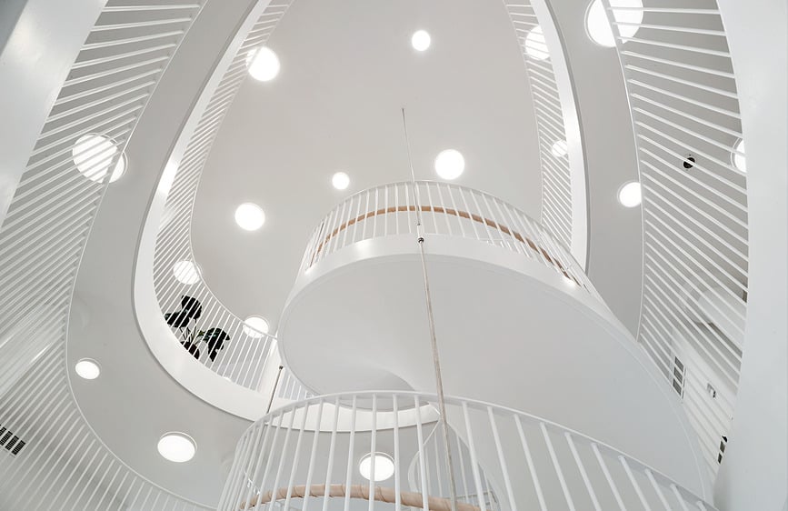 LED Plafon tanak okrugli poluugradbeni 68 cm 4000K bijeli s opal difuzorom DALI upravljanje