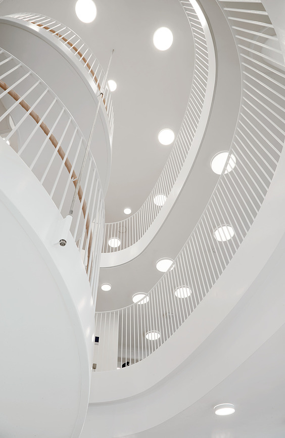 LED Plafonjera nadgradna okrugla tanka 68 cm bijela 4000K s opalnim difuzorom Dali upravljanje