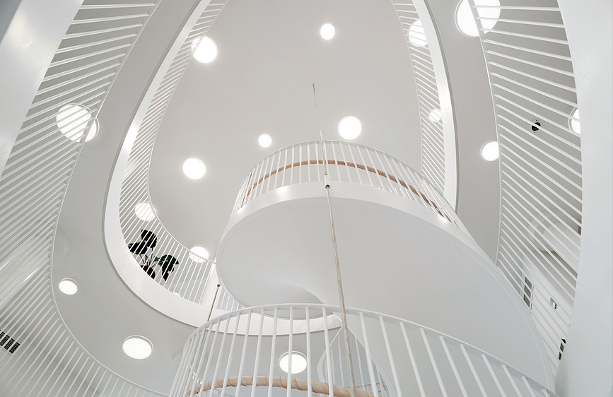 Slim Round Semi Recessed Φωτιστικό Οροφής, LED 4000K HO, με πρισματικό διαχύτη, έλεγχος Dali, Ø44 cm, λευκό