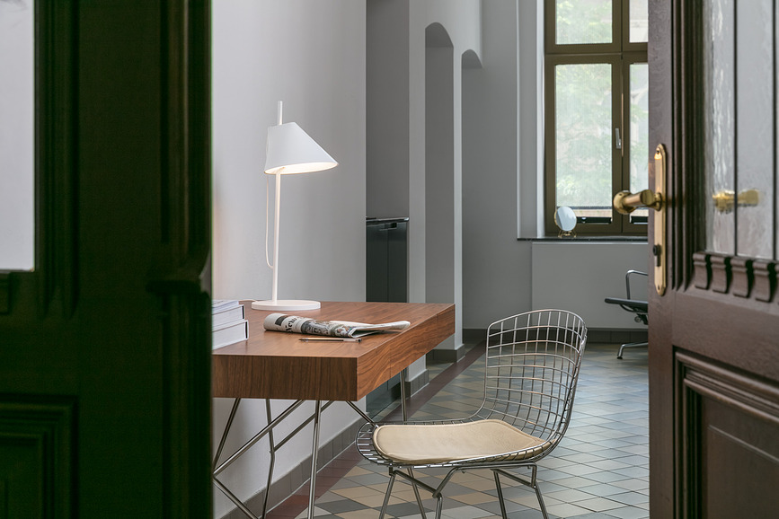 Yuh Stolna Lampa LED 2700K crna