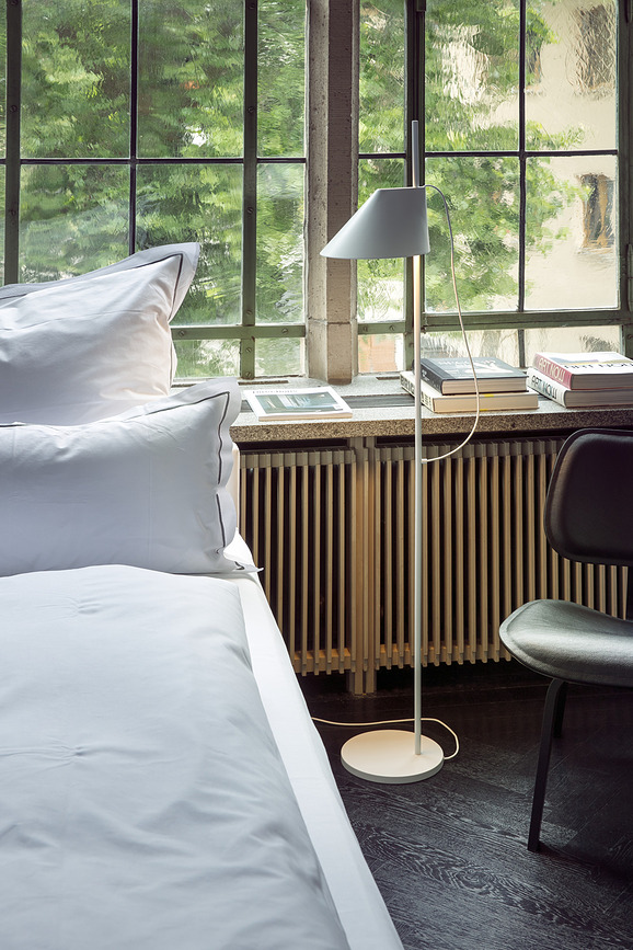 Yuh Lampadaire LED, 2700K, blanc, laiton