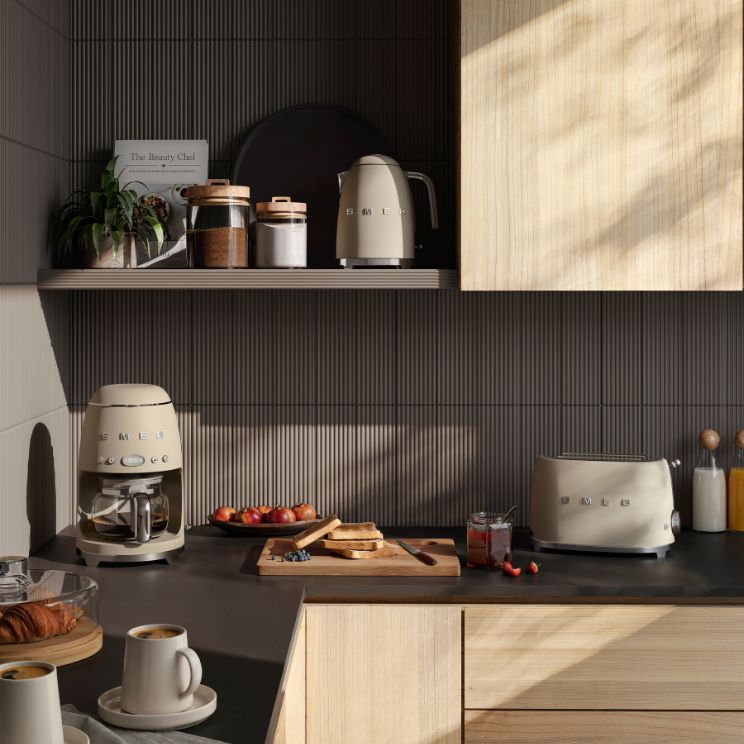Małe AGD od Smeg w kolorze moonlight na blacie kuchennym