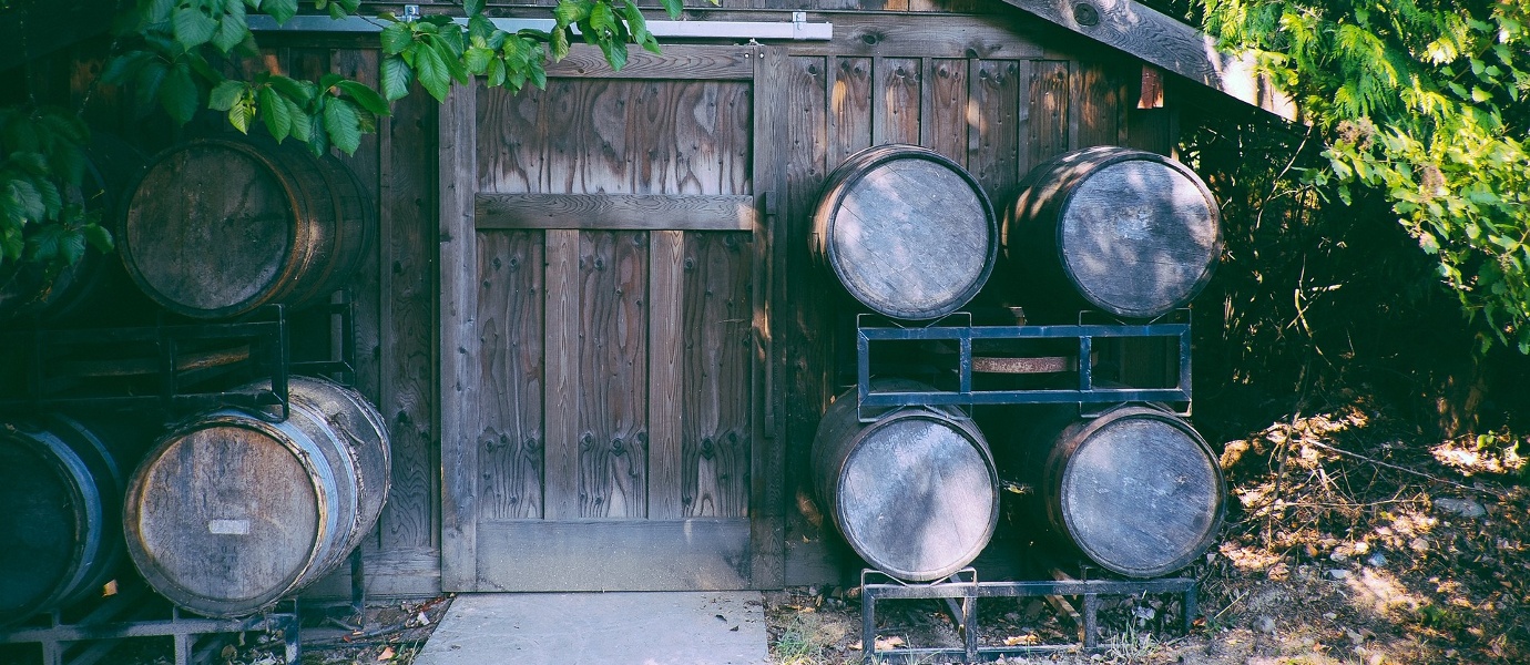 βαρέλια κρασιού καλύβα