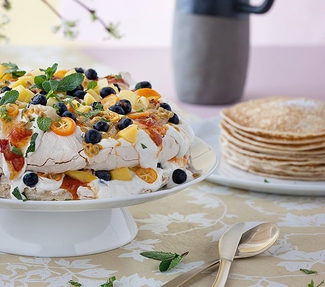 pavlova meringue dessert