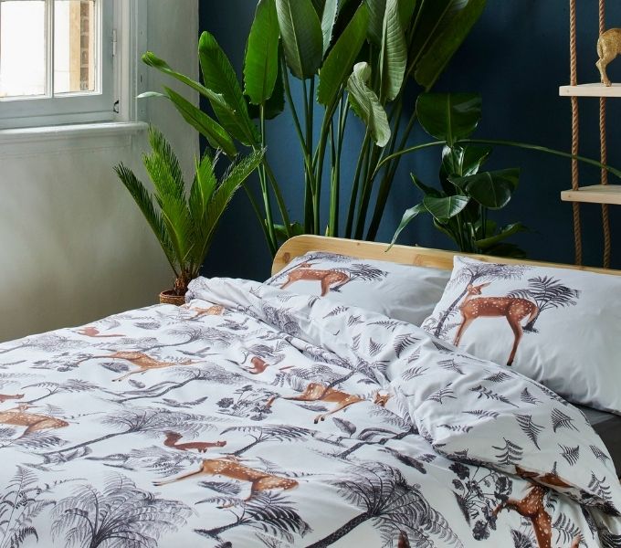 λευκά κλινοσκεπάσματα με μοτίβο ελαφιού