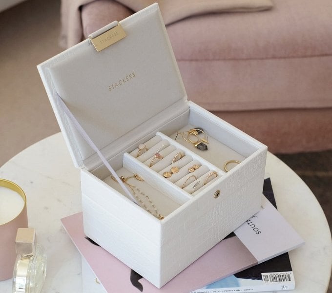 λευκή κασετίνα