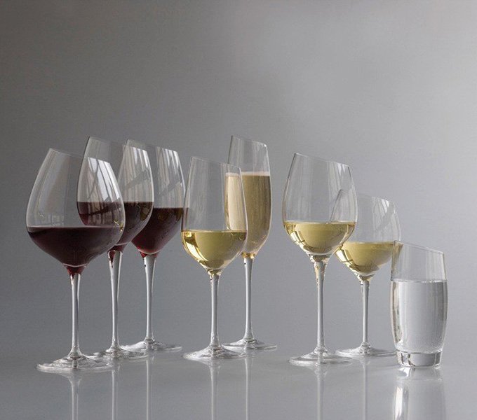ποτήρια λευκού κόκκινου κρασιού