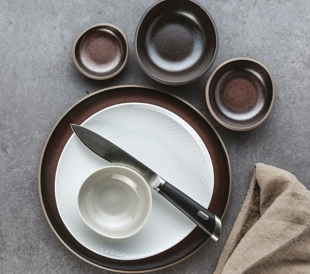 assiettes noires et blanches