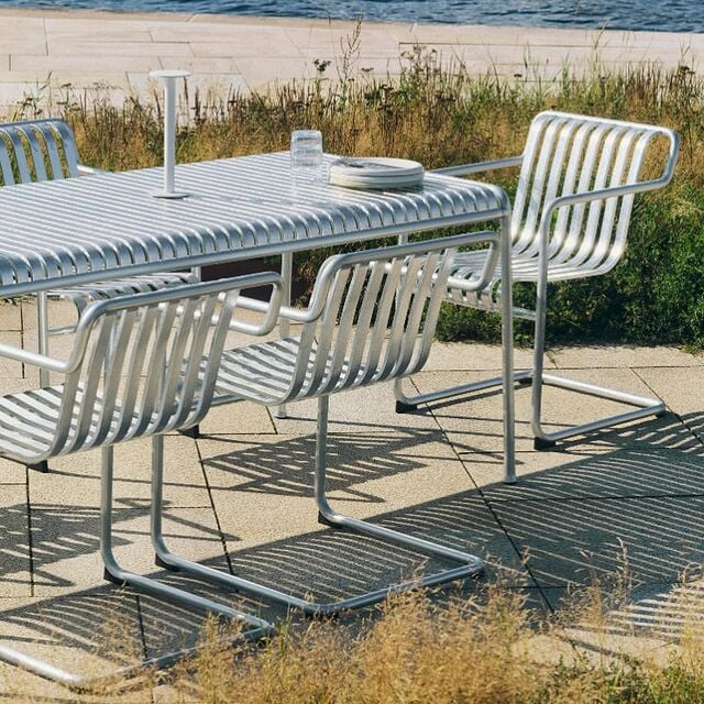 Langer weißer Palissade-Tisch mit Stühlen am Meer