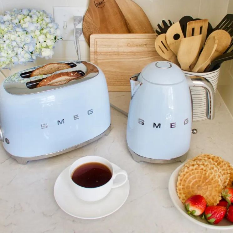 Bouilloire électrique Smeg bleue avec grille-pain et tasse à café