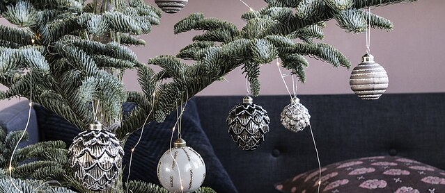 Zlatna božićna kugla Details