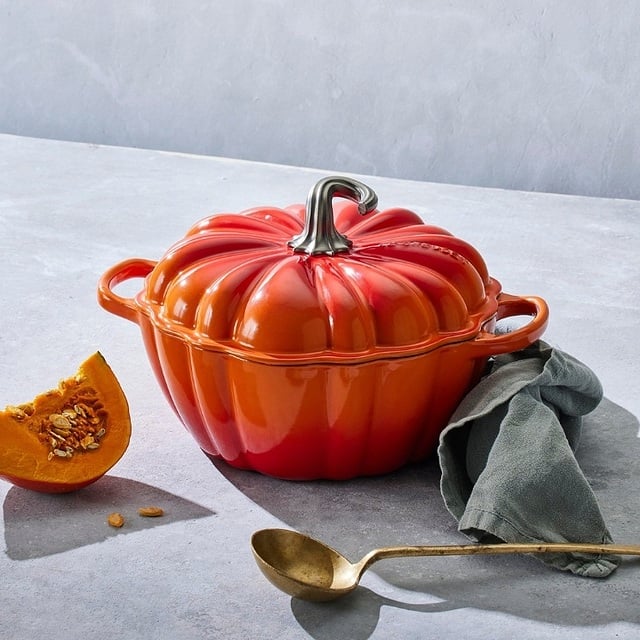 cazuela con forma de calabaza de una marca francesa