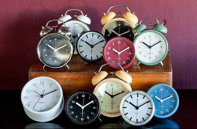 ŠARENE RETRO BUDILICE