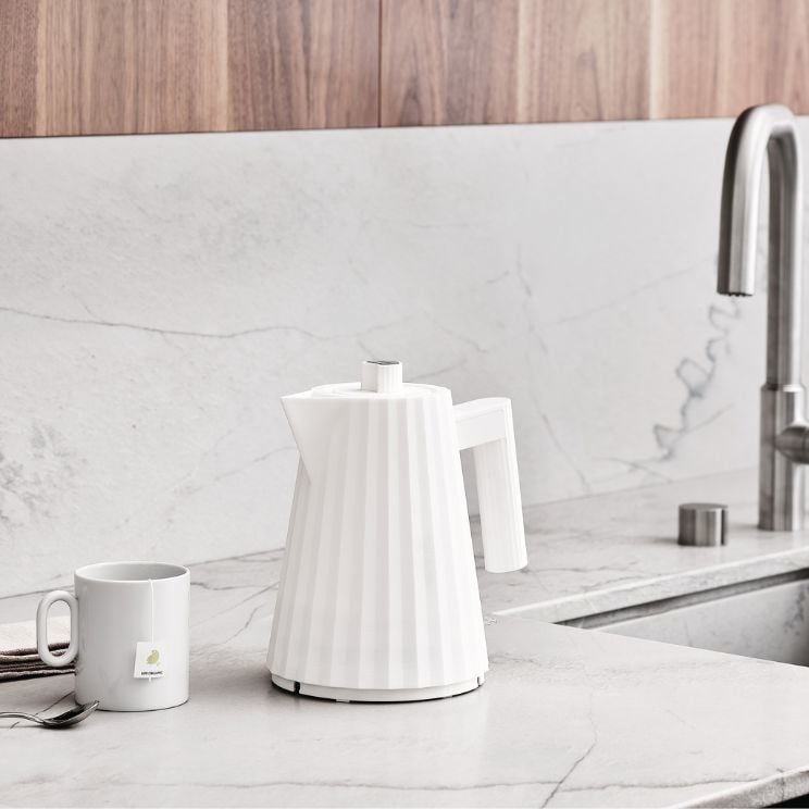 la bouilloire Alessi blanche est un choix populaire pour les cadeaux de mariage