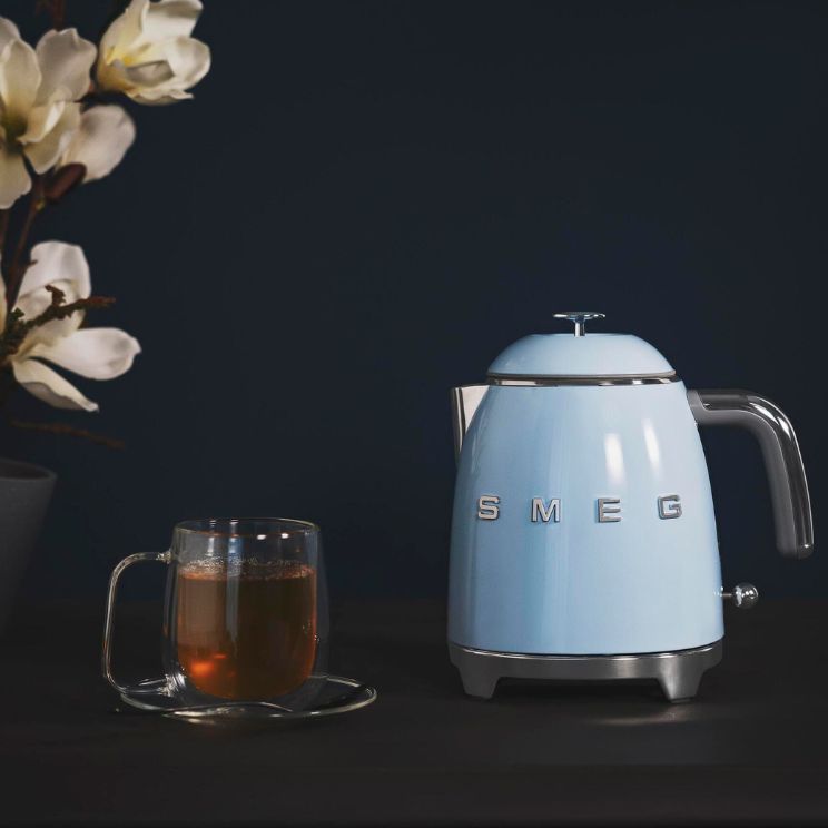 Bouilloire Smeg bleue et une tasse de thé