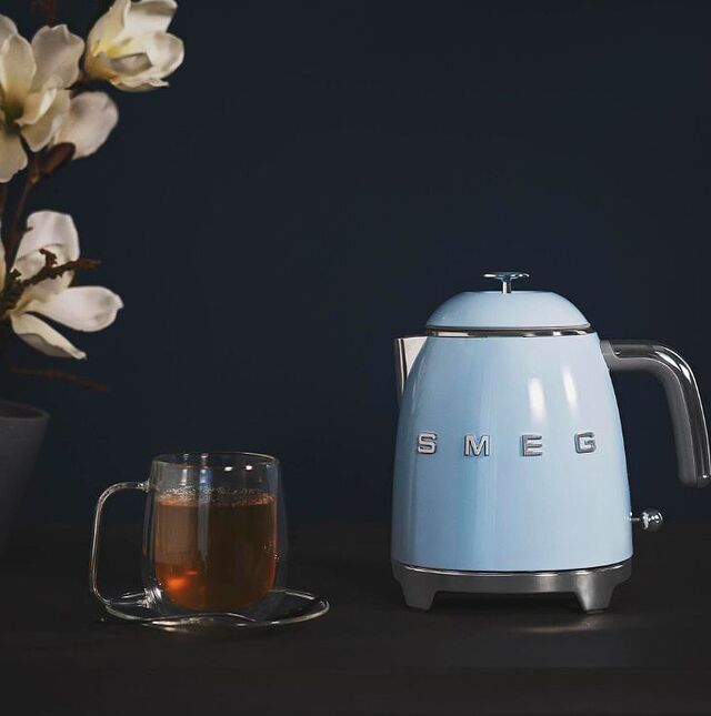 Bouilloire Smeg bleue et une tasse de thé