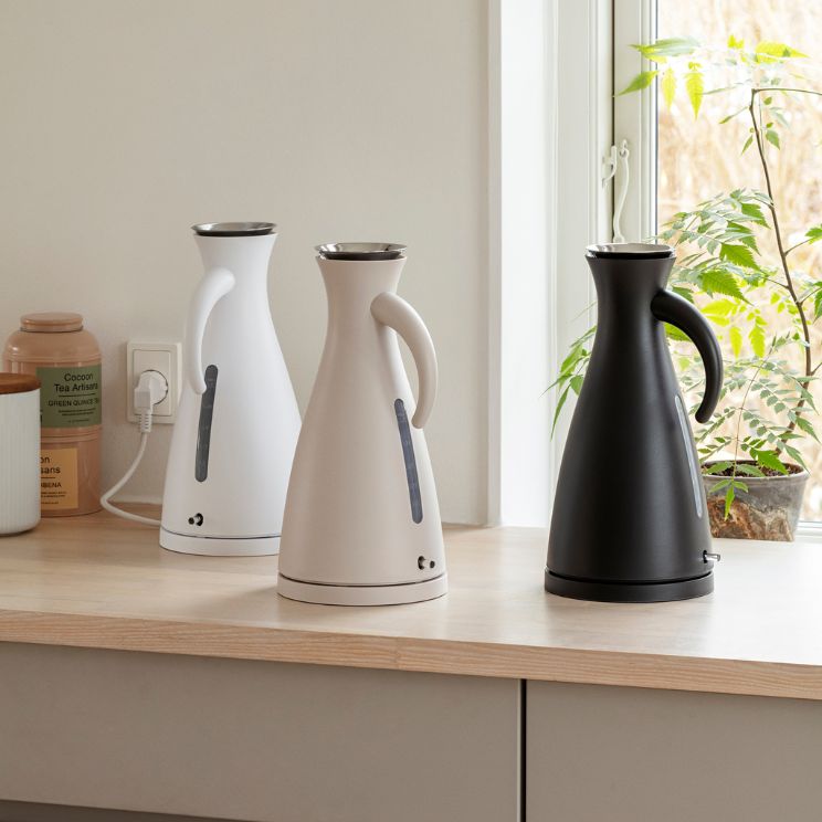 la bouilloire Eva Solo a une forme allongée intéressante, ressemblant au cou d'un cygne