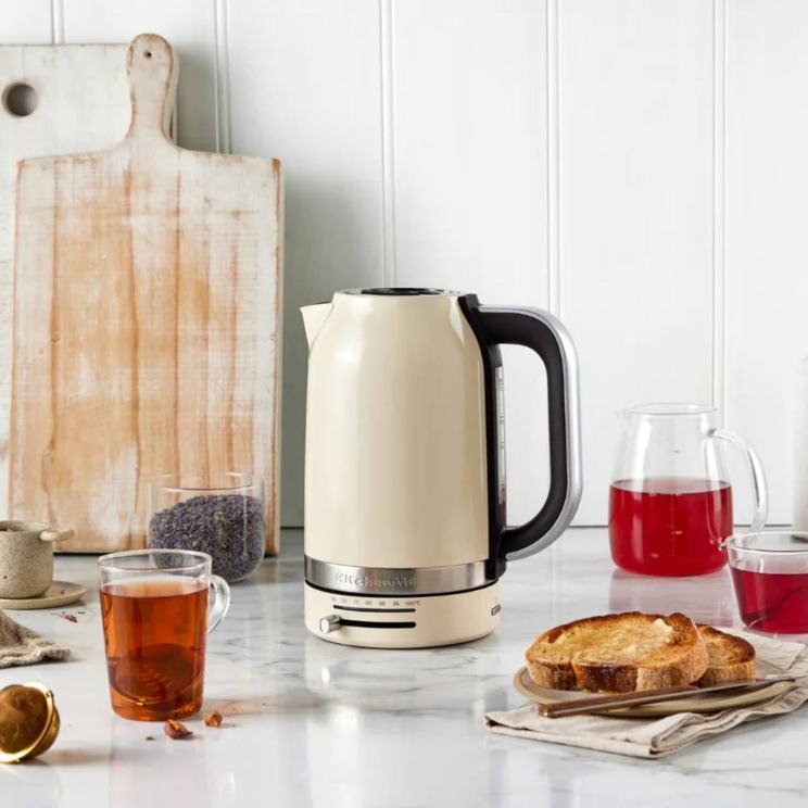 hervidor de color claro en la cocina