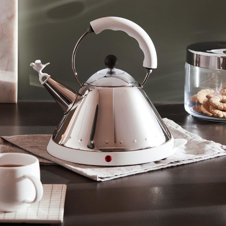 Une bouilloire sifflante, surtout celle d'Alessi, apportera une touche rétro délicate à votre cuisine