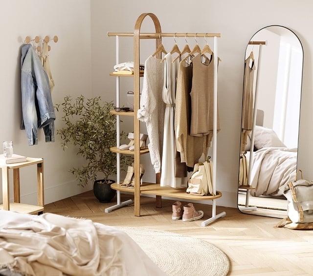 καπέλο σε κρεμάστρα