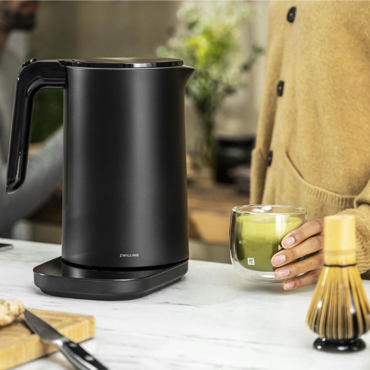 une bouilloire électrique noire est un bon choix pour la plupart des cuisines