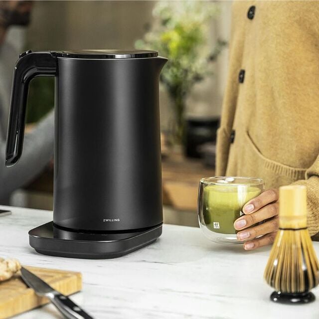 une bouilloire électrique noire est un bon choix pour la plupart des cuisines