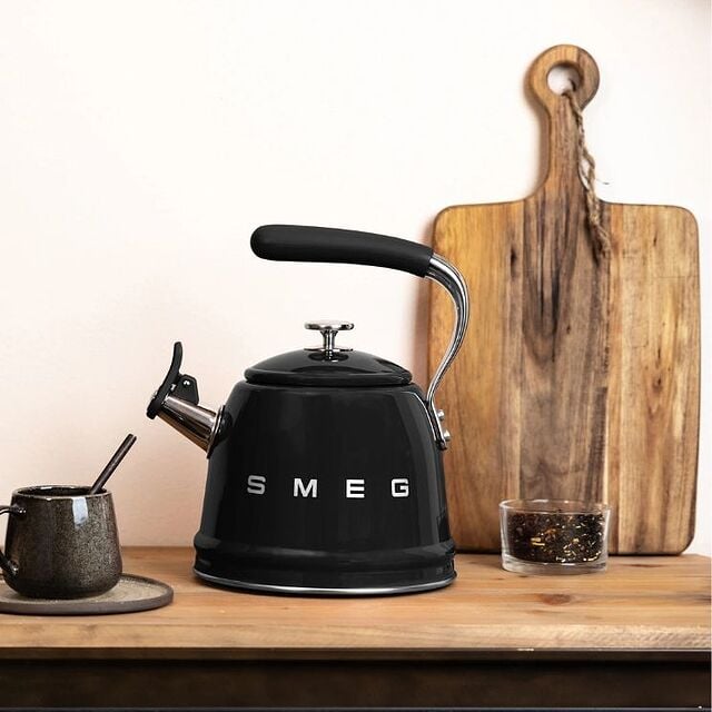 Bouilloire sifflante Smeg noire pour cuisinière