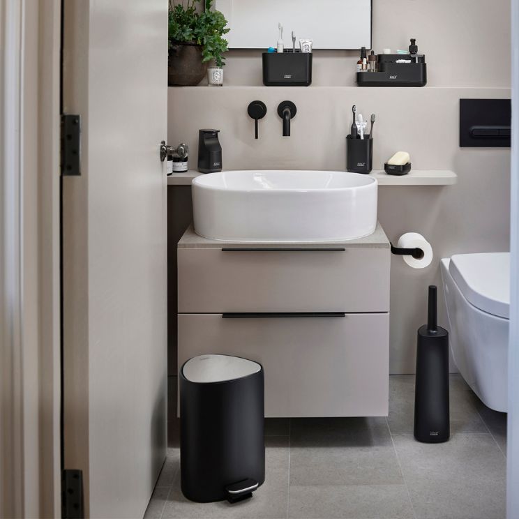 cubo negro con solapa plateada