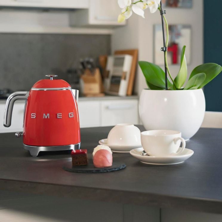 une bouilloire SMEG rouge est un élément qui attire immédiatement l'attention