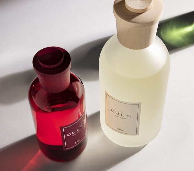 κόκκινο μπουκάλι αρώματος